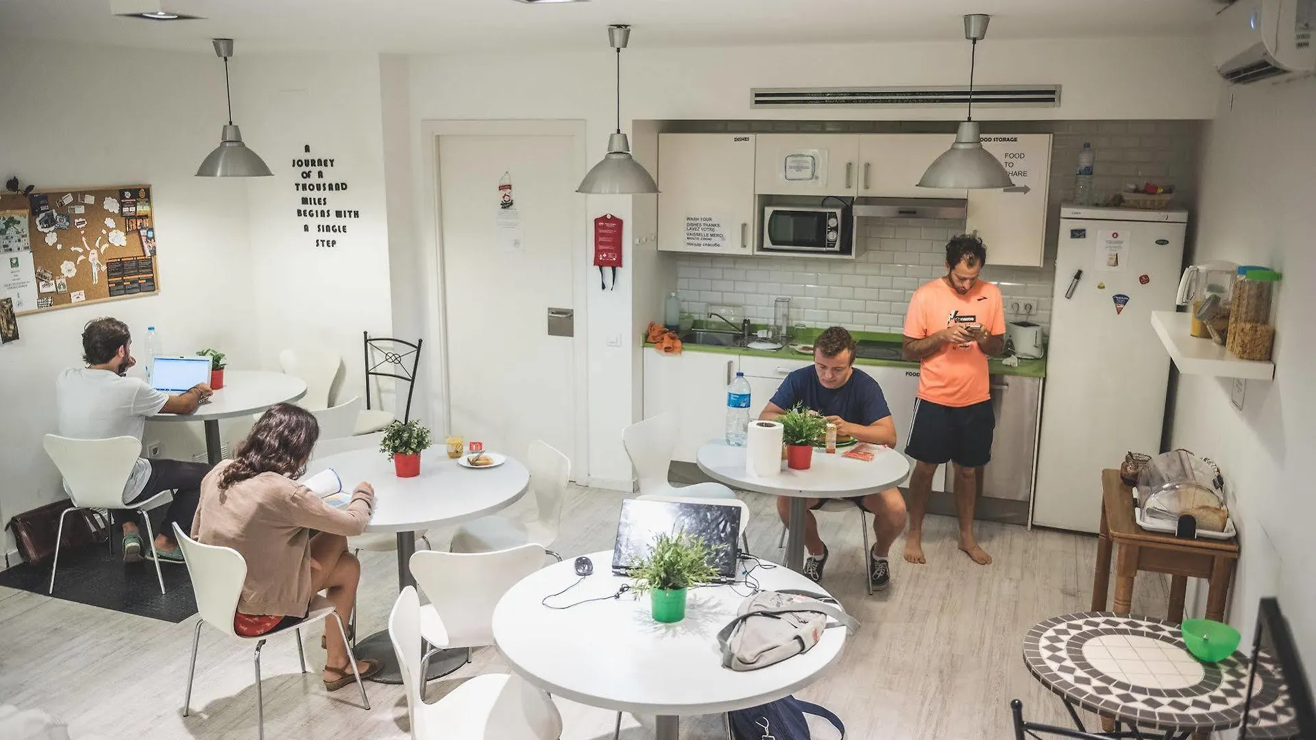 Rocket Hostels Gracia Barcelona 0*,